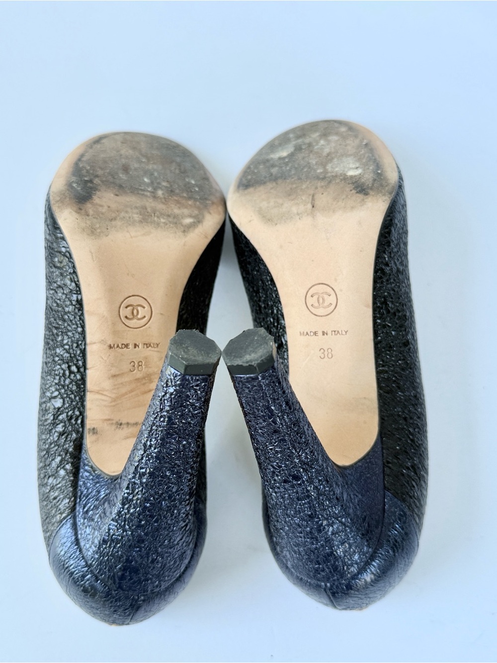 CHANEL Metallic Navy & Black Textured Peep-Toe Pumps Interlocking Gold CC Size 8 - Picture 10 of 14